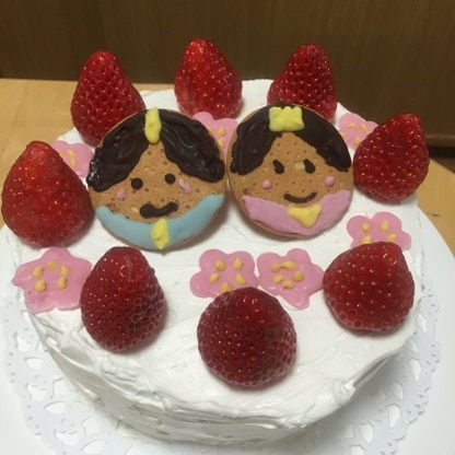 子供達のために初めてひな祭りケーキを作りました！チョコペンで描くのが難しく、歪んでしまいました（笑）素敵なレシピをありがとうございました！